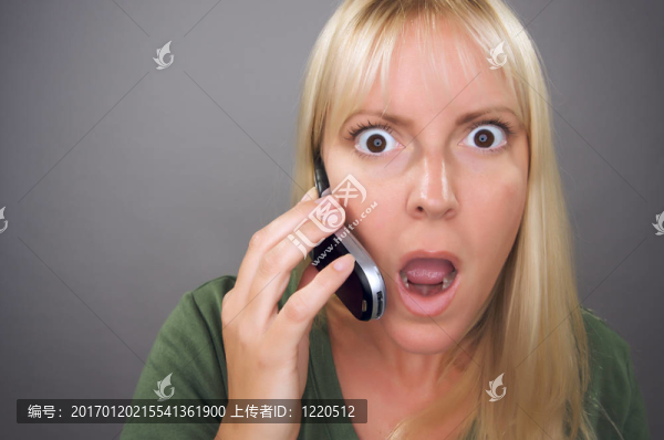 用手機(jī)發(fā)呆的金發(fā)女人