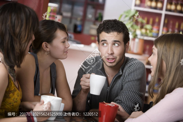 英俊的年輕男人被女人包圍