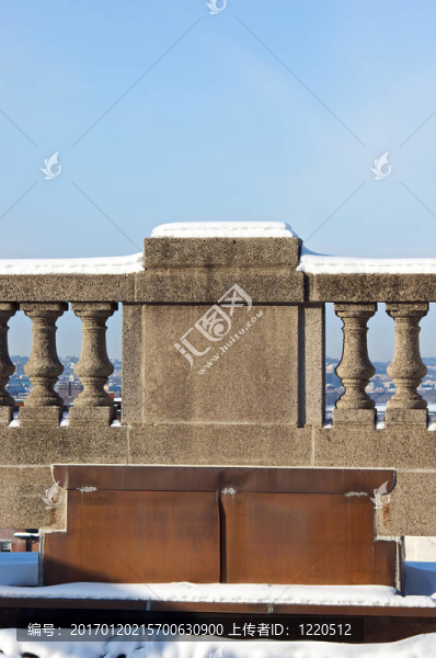 被雪覆蓋的欄桿