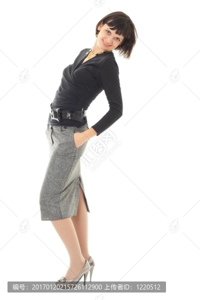 站在白人背景下的年輕女子