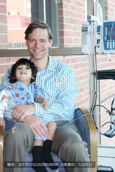父親抱著孩子在醫(yī)院