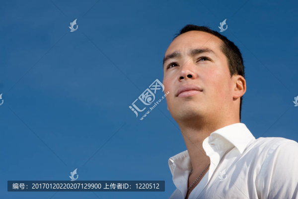 英俊的青年
