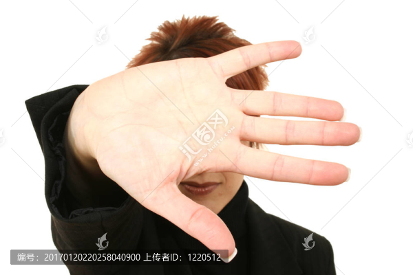 手捂著臉