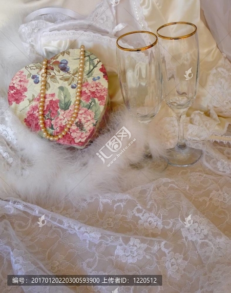 絲綢和蕾絲內(nèi)衣與花心；珍珠和酒杯
