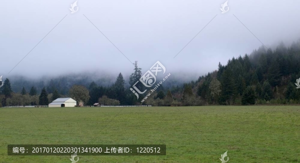 農村朦朧鄉(xiāng)村的白色谷倉和草地