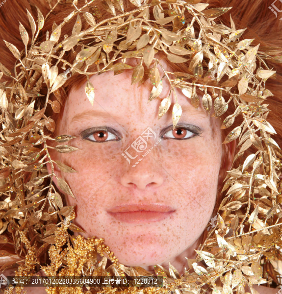 紅發(fā)女人臉上雀斑周圍