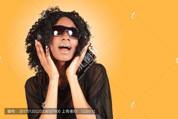 非裔美國女唱