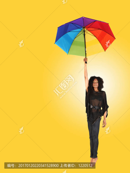 持雨傘的非洲婦女跌倒