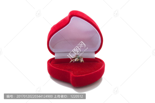 帶戒指的紅色禮品盒。