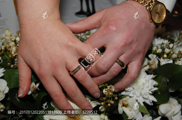 手牽著手；新娘和Groom