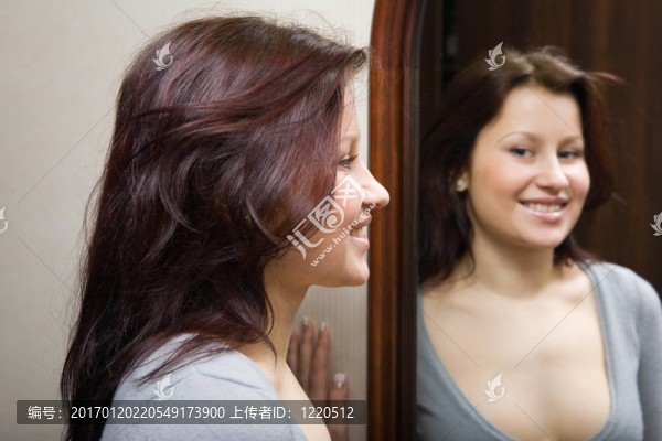 女孩看著鏡子里的自己