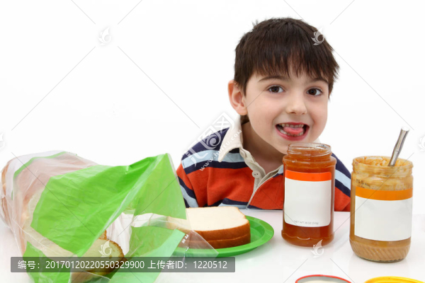 男孩做花生醬和果凍