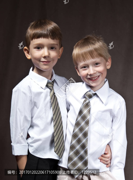 兩個(gè)襯衫的兄弟-匯圖網(wǎng) www.fosd68.com 兩個(gè)襯衫的兄弟