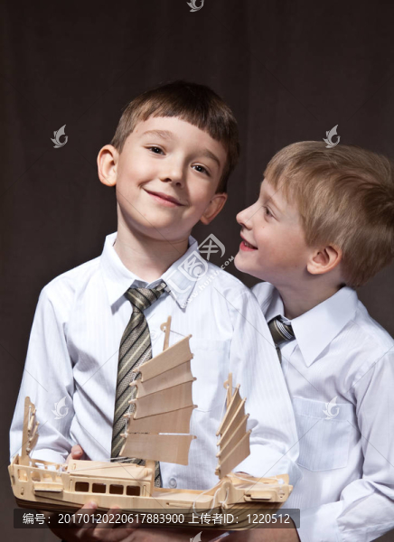 兩個襯衫的兄弟