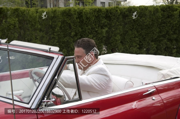 男子駕駛的汽車