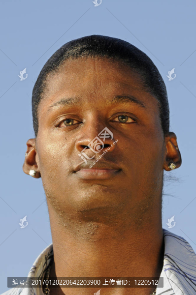 年輕的微笑的非洲裔美國(guó)人-匯圖網(wǎng) www.fosd68.com 年輕的微笑的非洲裔美國(guó)人