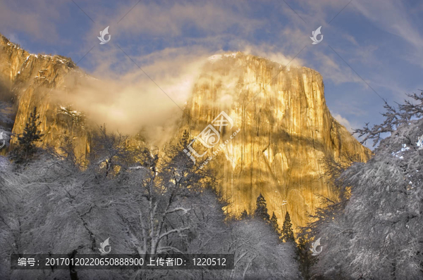 約塞米蒂谷花崗巖山峰上的日落