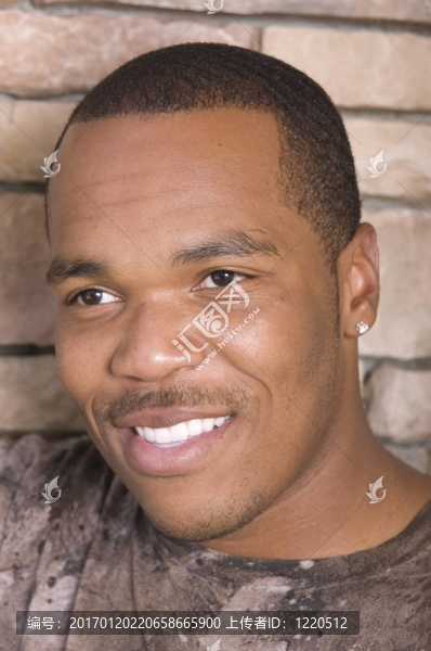 年輕的微笑的非洲裔美國人