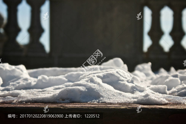 雪在甲板上-匯圖網(wǎng) www.fosd68.com 雪在甲板上