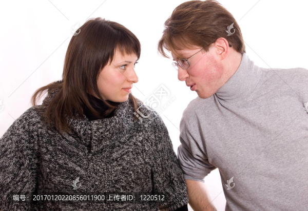 女孩和男人談論某事