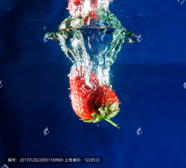 Strawberry在水