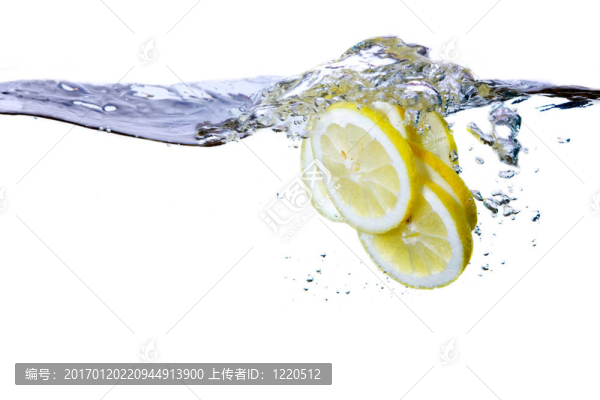 檸檬片和水