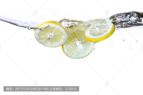 檸檬片和水