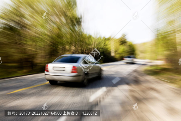 高速行駛的汽車
