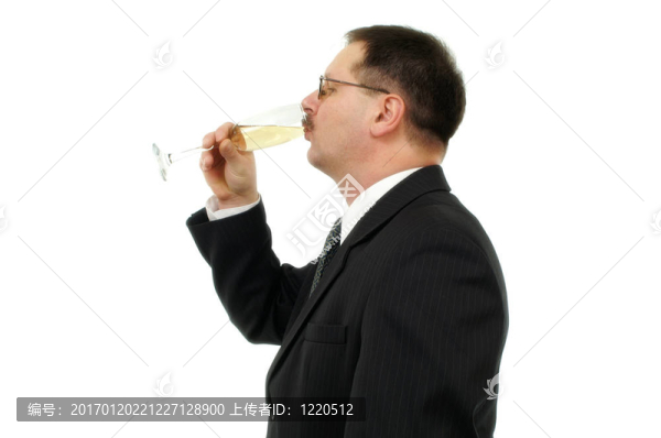 男人喝