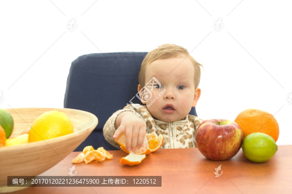 嬰兒吃水果