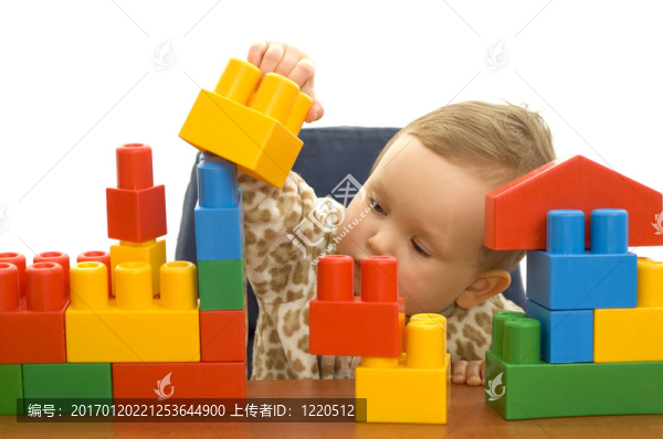 可愛的嬰兒與塊