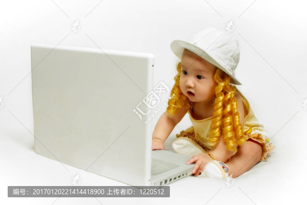 帶筆記本電腦的小女孩