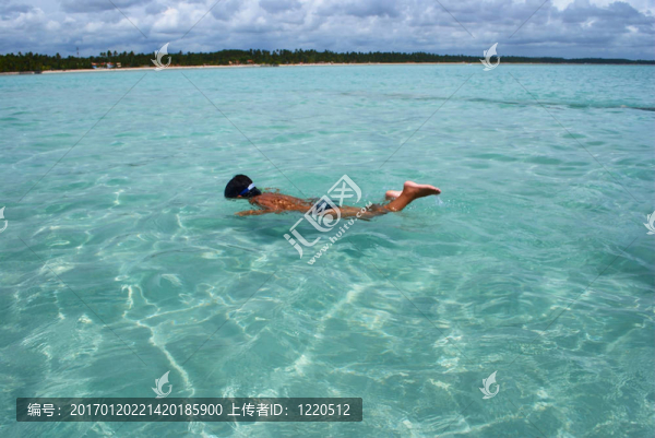 水晶海中游泳