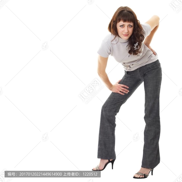 站在白人背景下的年輕女子
