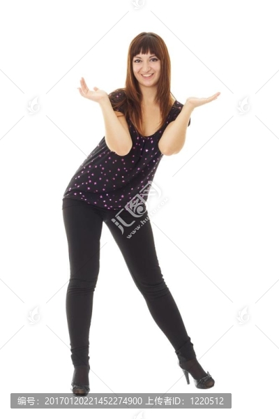 站在白人背景下的年輕女子
