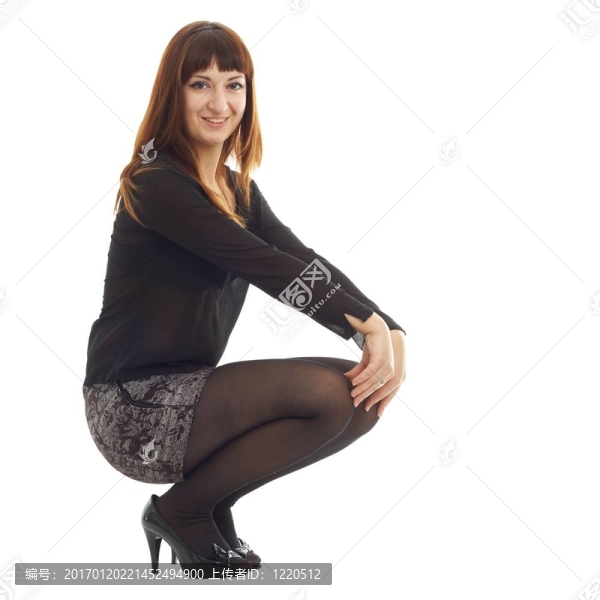 女子坐在孤立的白色背景