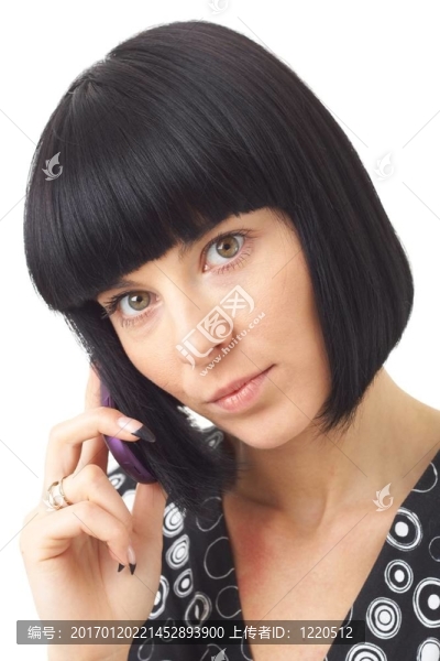 帶手機(jī)的年輕女人-匯圖網(wǎng) www.fosd68.com 帶手機(jī)的年輕女人