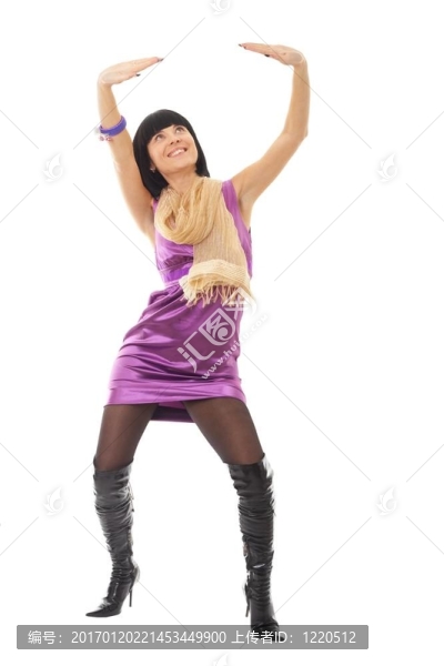 站在白色背景的女人