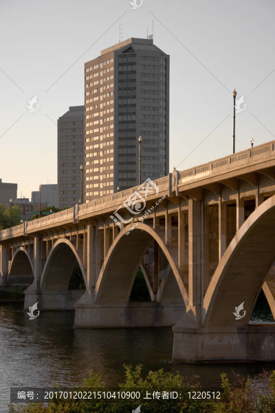 市中心的橋