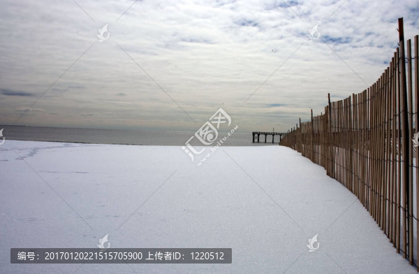 在岸邊的碼頭在冬季與陰沉的天空-匯圖網(wǎng) www.fosd68.com 在岸邊的碼頭在冬季與陰沉的天空