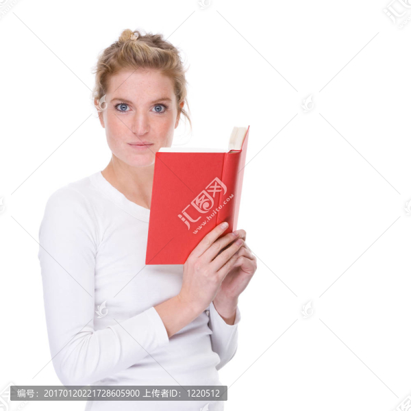 拿著書的女人