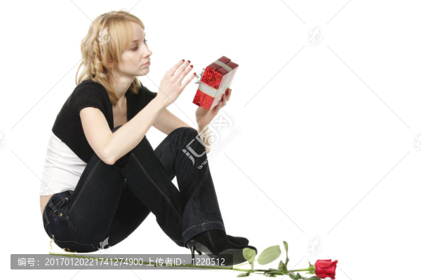 女孩玫瑰和禮品盒