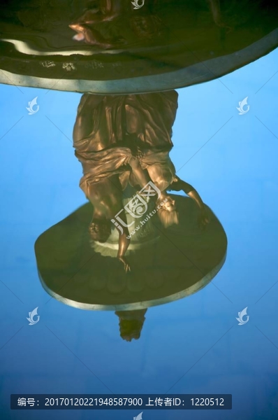 水上的雕像