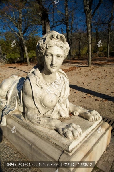 女人和獅子雕像