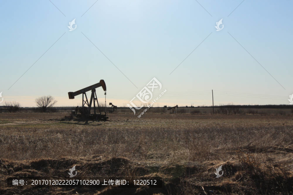 農(nóng)用地上的油泵