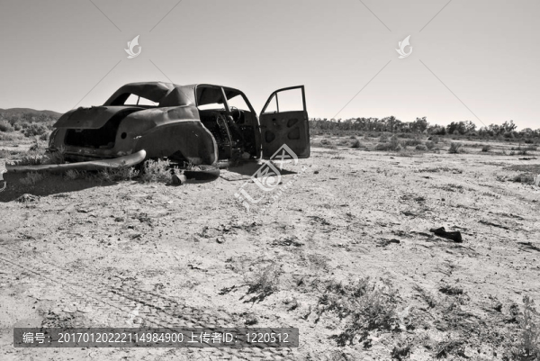 沙漠中的舊生銹的車