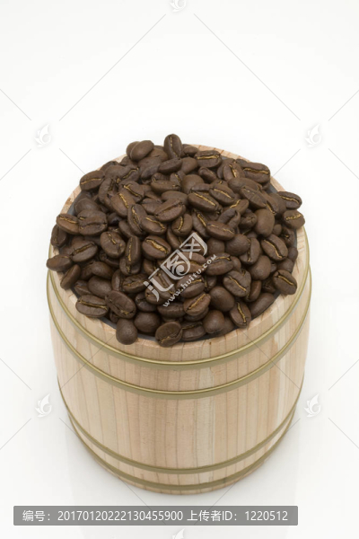 橡木桶上的咖啡豆