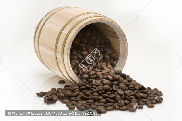橡木桶中的咖啡豆