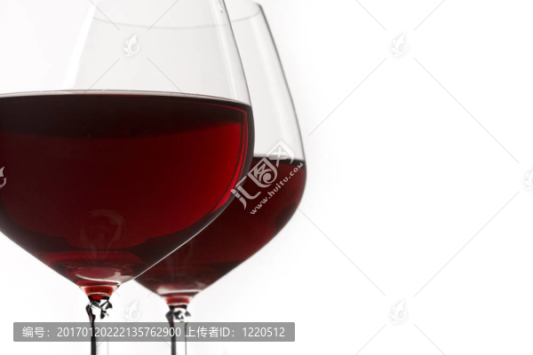 兩杯紅葡萄酒