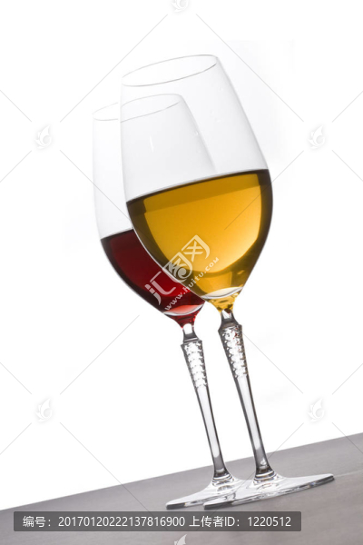 一杯紅白葡萄酒